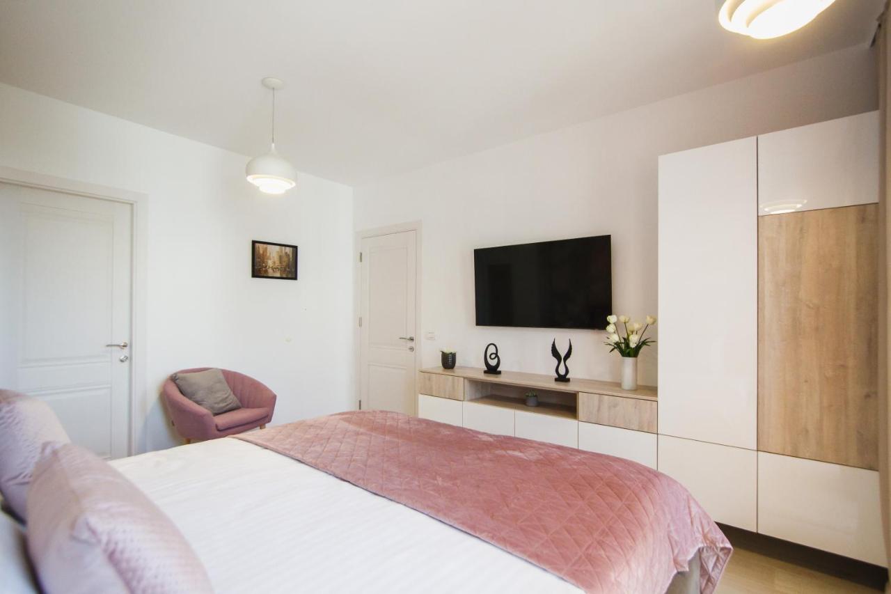 Romantic Getaway At West Residence Oradea Exterior foto
